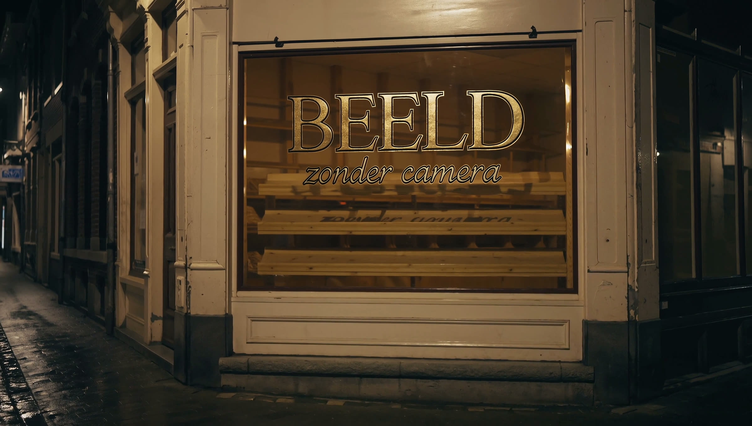 Night shop window with gold leaf lettering BEELD zonder camera